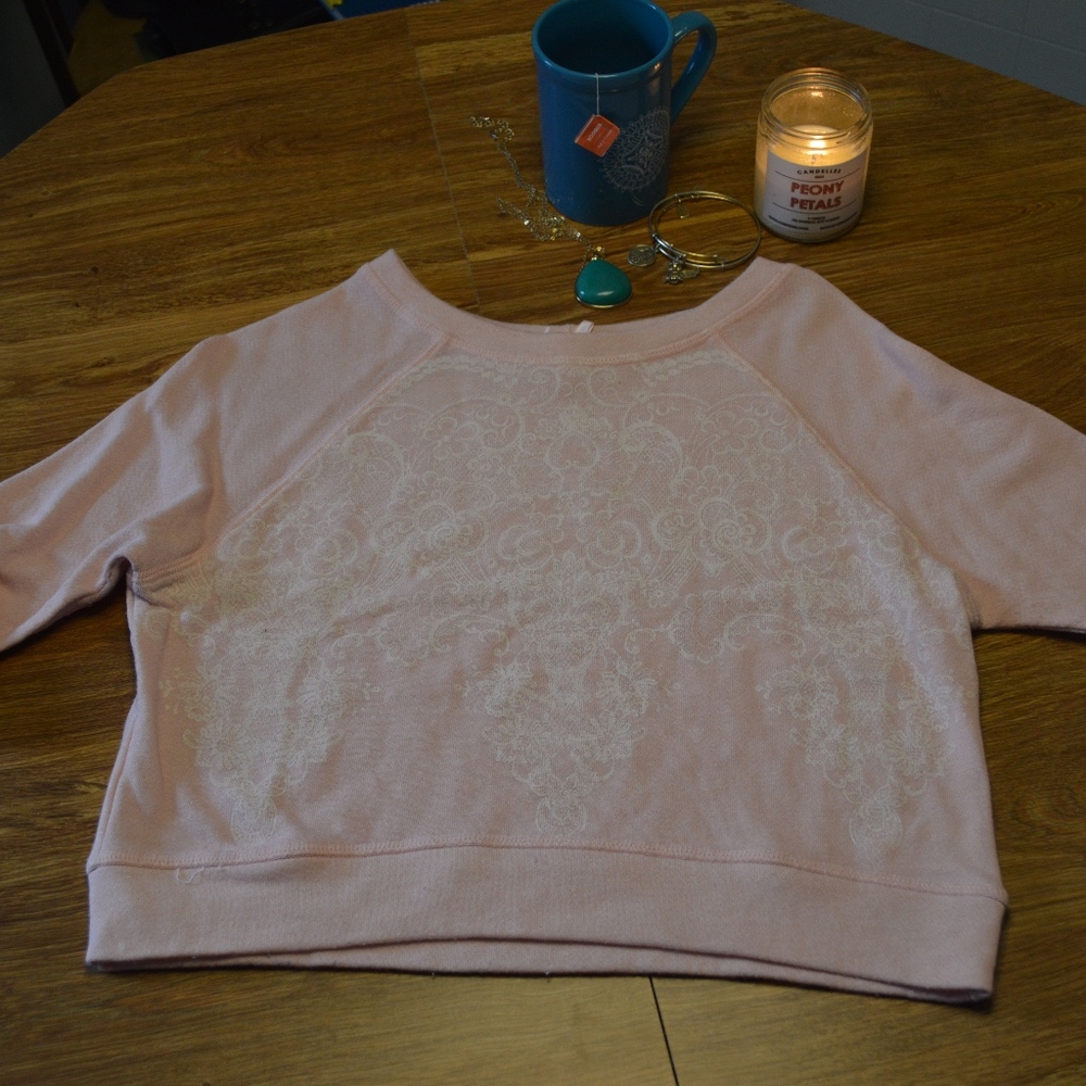 Cropped sweatshirt with lace print motif- like new